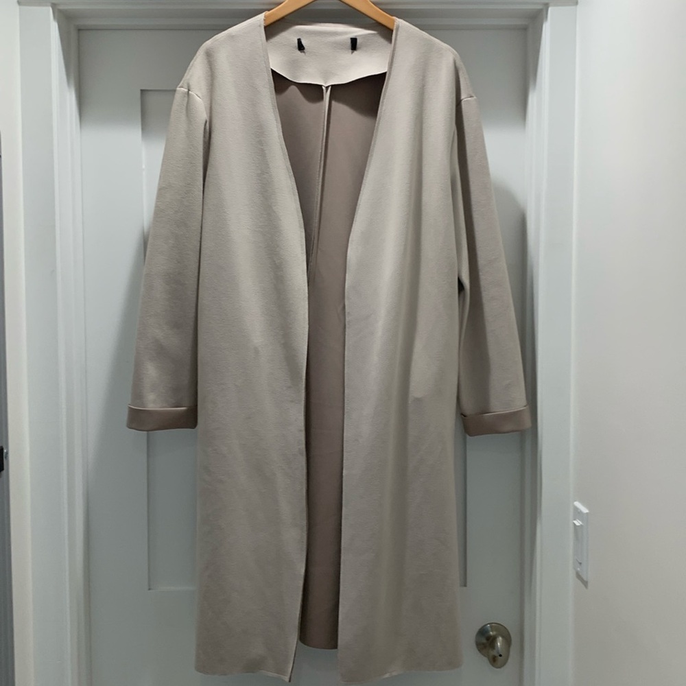 Zara light coat with side pockets. Size Large, Cream. Very classy.
